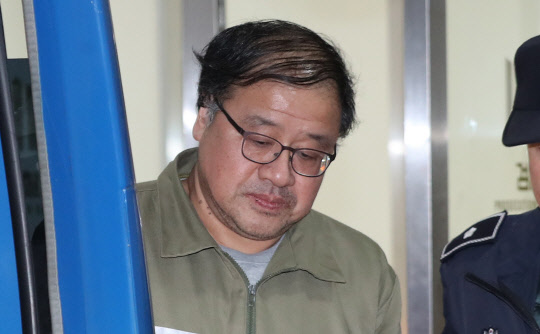 '비선실세' 최순실 씨와 공모해 대기업들에 거액의 기부를 강요했다는 의혹을 받는 안종범 전 청와대 정책조정수석이 29일 오후 조사를 끝내고 서초동 서울중앙지검을 떠나고 있다.